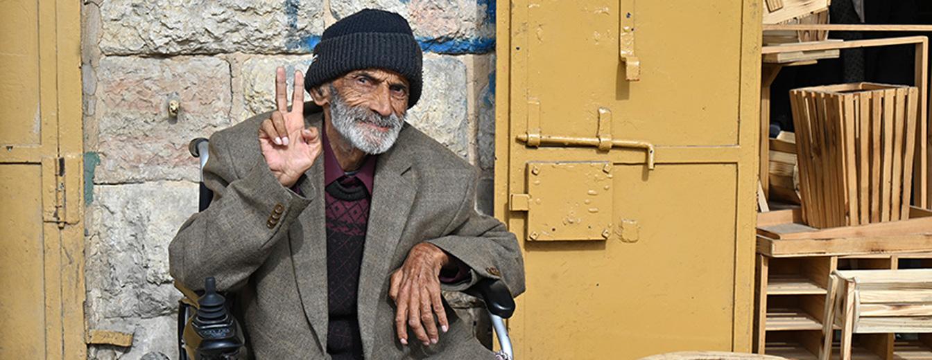 Alter Mann auf dem Markt in Hebron, aufgenommen während einer Solidaritätsreise 2023 mit pax christi international / Martina Waiblinger